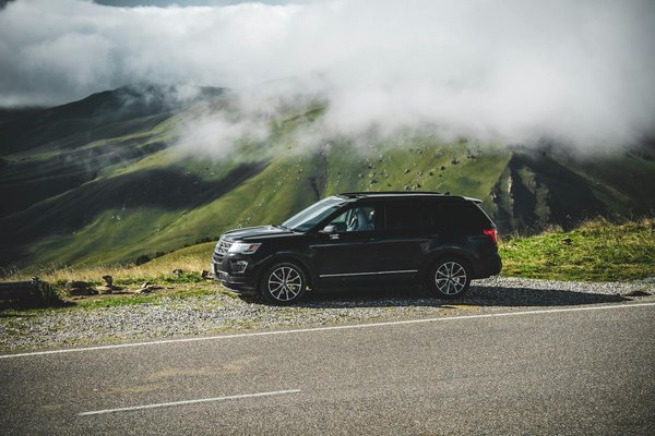 Comment installer des barres de toit sur une Audi Q7 pour transporter des équipements sportifs?