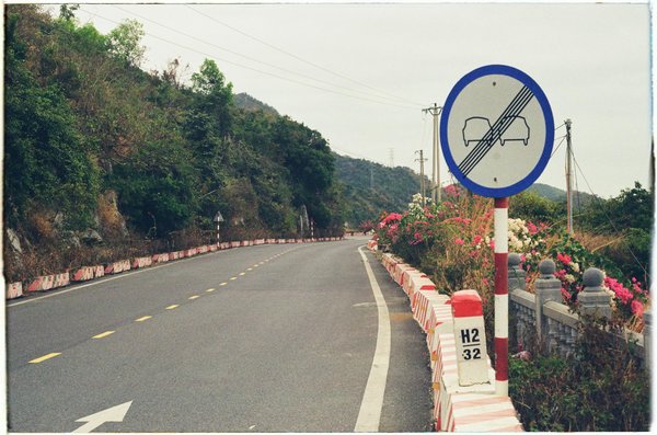 Quelles sont les étapes pour remplacer un amortisseur arrière sur une Yamaha MT-09 ?