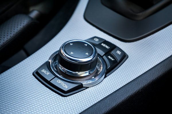 Comment adapter une BMW S1000RR pour des trajets quotidiens en ville sans compromettre les performances sportives ?